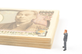 会計事務所経験のみの30歳税理士です。一般事業会社へ転職をした場合、年収はどのくらいになりますか？